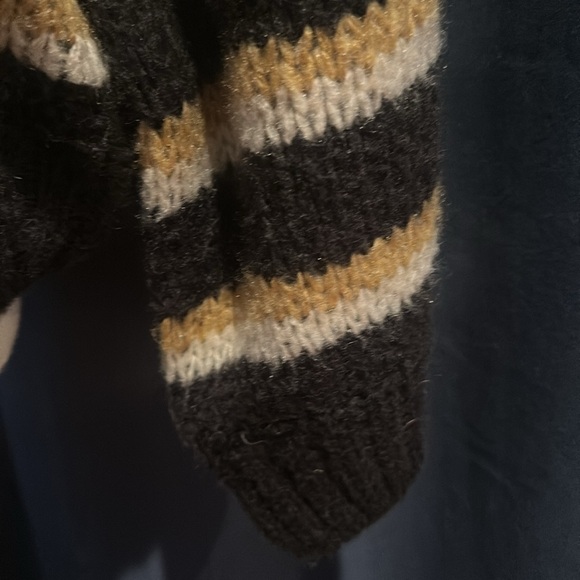 Billabong Oversized V-Neck Stripped Sweater in Black Gold & White in Medium EUC - Picture 7 of 14